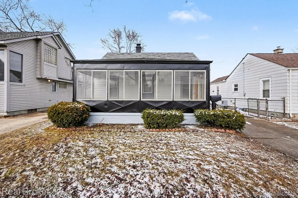 973 E Guthrie Avenue Madison Heights City MI 48071
