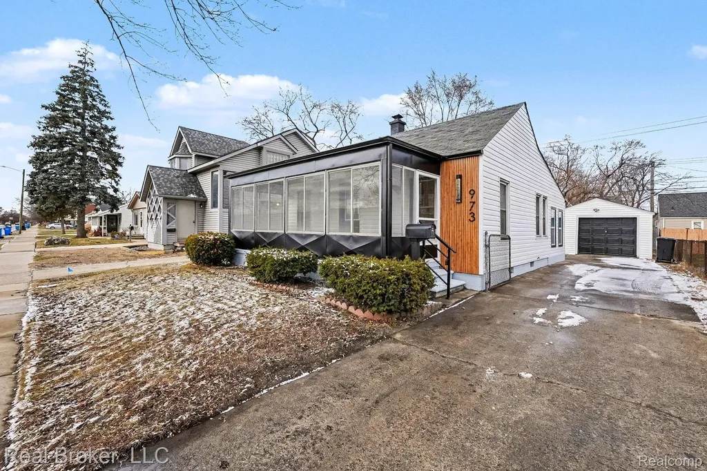 973 E Guthrie Avenue Madison Heights City MI 48071