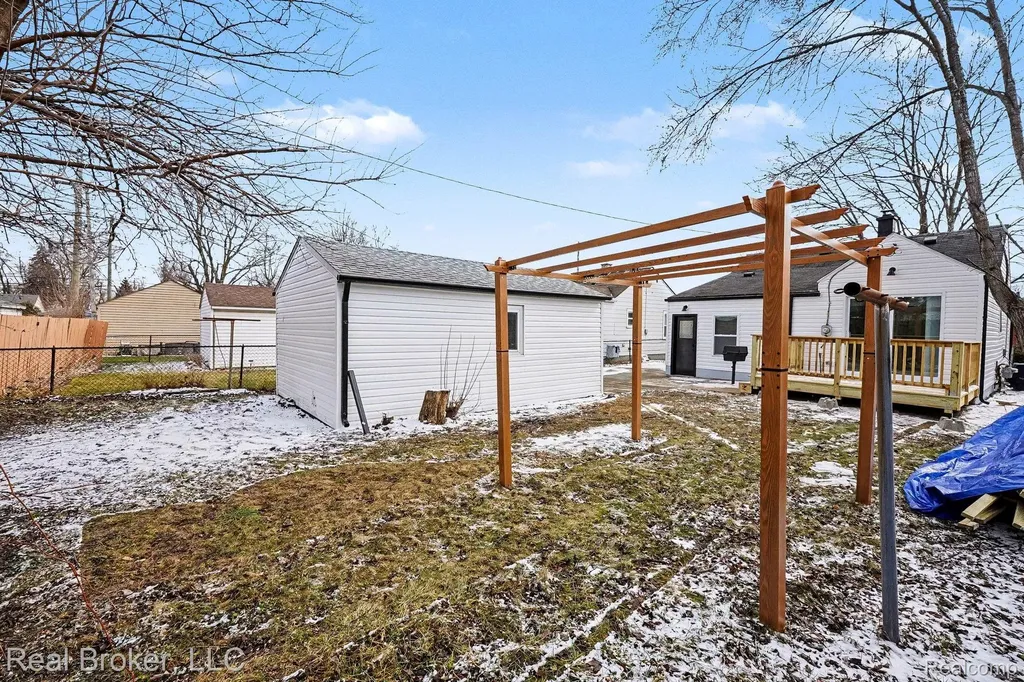 973 E Guthrie Avenue Madison Heights City MI 48071