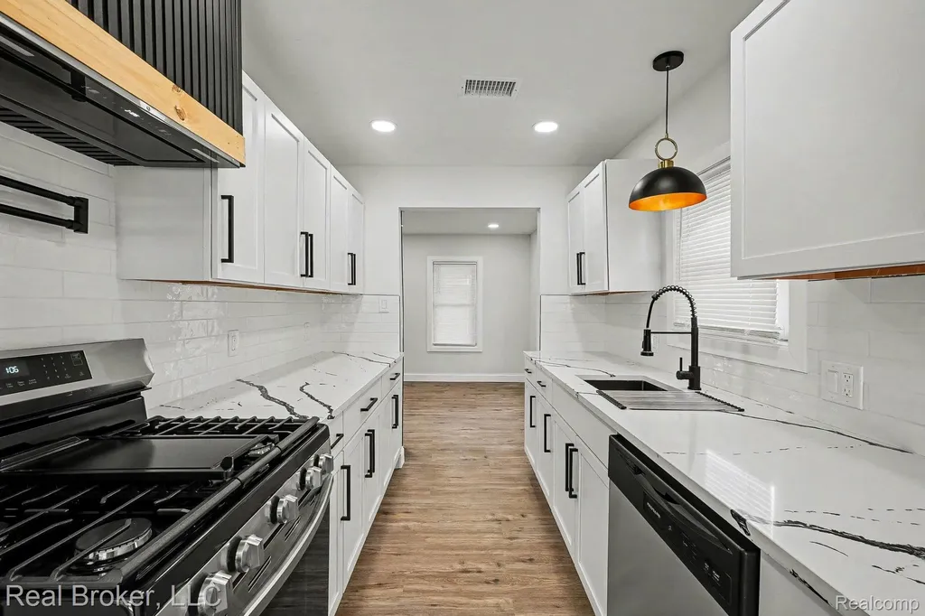 973 E Guthrie Avenue Madison Heights City MI 48071