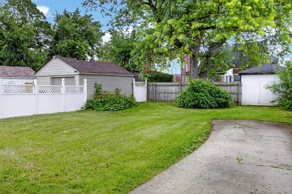 16590 Gilchrist Street Detroit City MI 48235