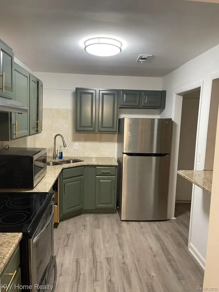 31993 W 12 Mile Road Farmington Hills City MI 48334