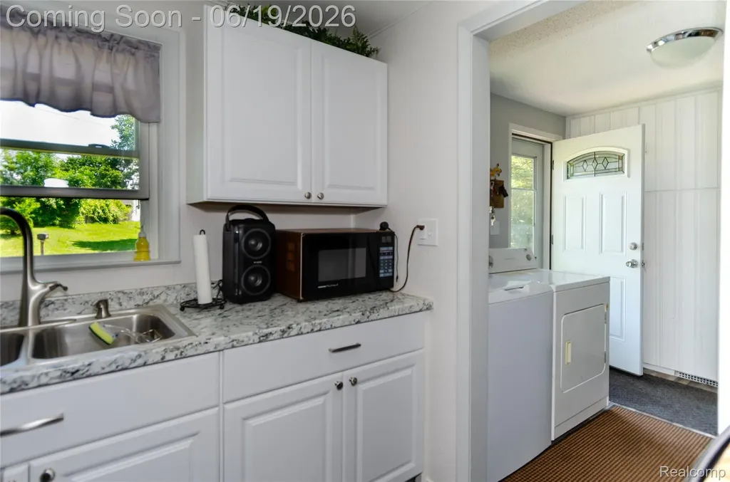 337 Lansing Drive Waterford Charter Township MI 48328