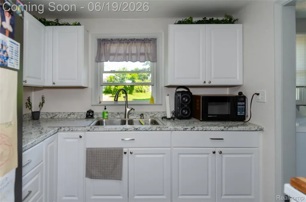 337 Lansing Drive Waterford Charter Township MI 48328