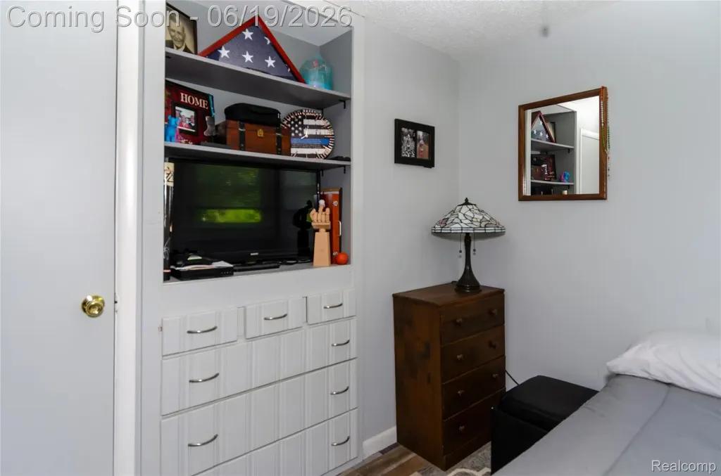 337 Lansing Drive Waterford Charter Township MI 48328