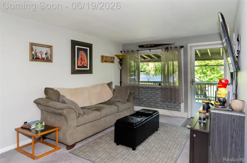 337 Lansing Drive Waterford Charter Township MI 48328