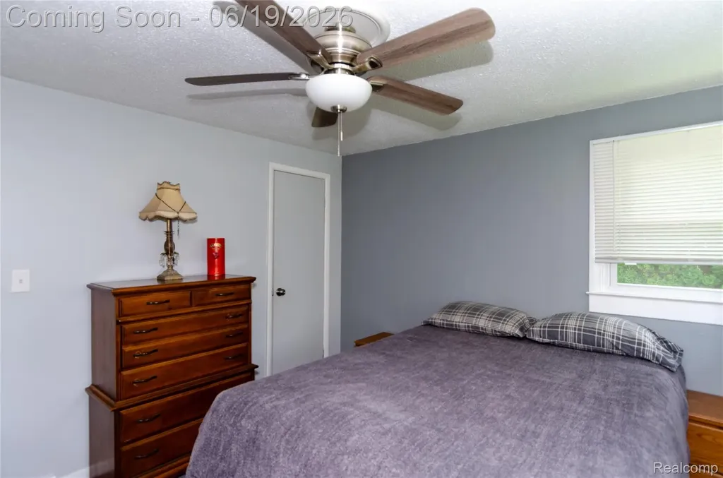 337 Lansing Drive Waterford Charter Township MI 48328