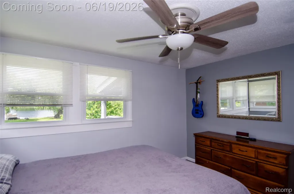 337 Lansing Drive Waterford Charter Township MI 48328