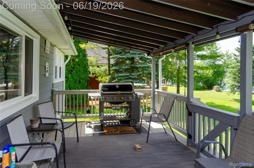 337 Lansing Drive Waterford Charter Township MI 48328