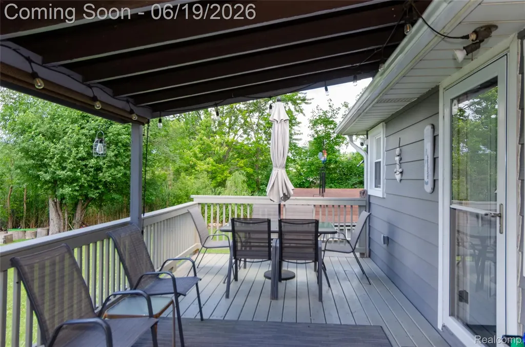 337 Lansing Drive Waterford Charter Township MI 48328