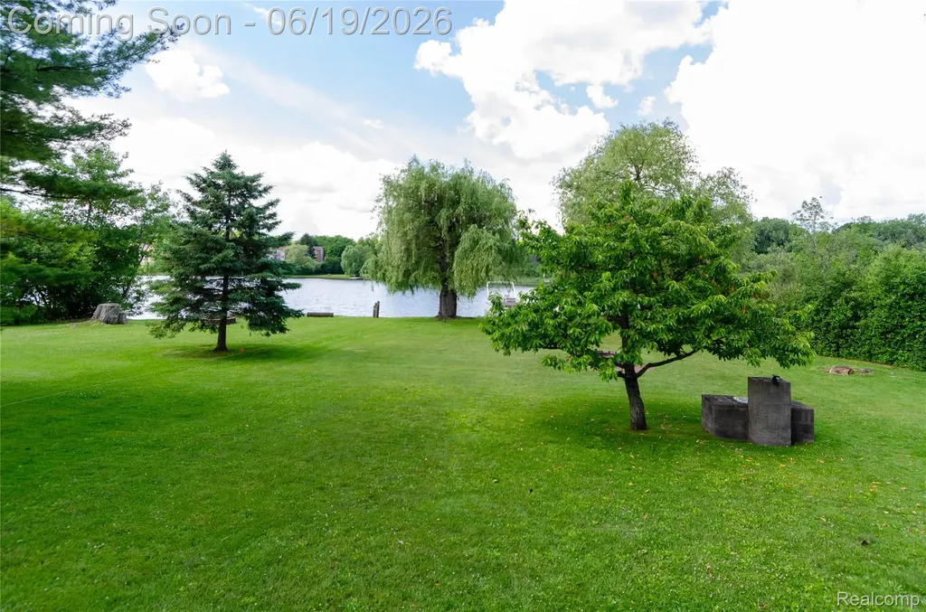 337 Lansing Drive Waterford Charter Township MI 48328