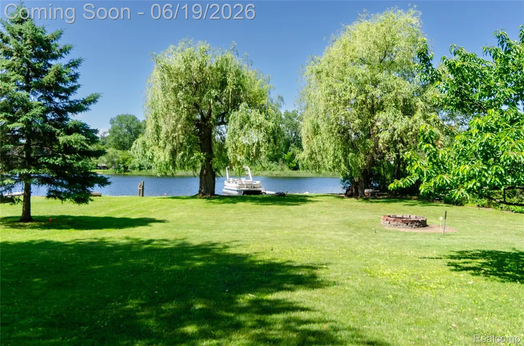 337 Lansing Drive Waterford Charter Township MI 48328