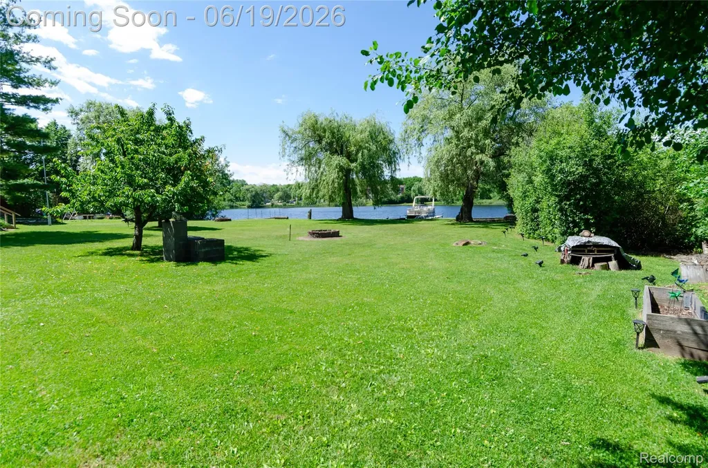 337 Lansing Drive Waterford Charter Township MI 48328