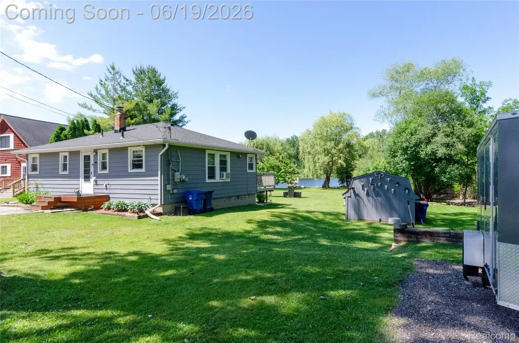 337 Lansing Drive Waterford Charter Township MI 48328