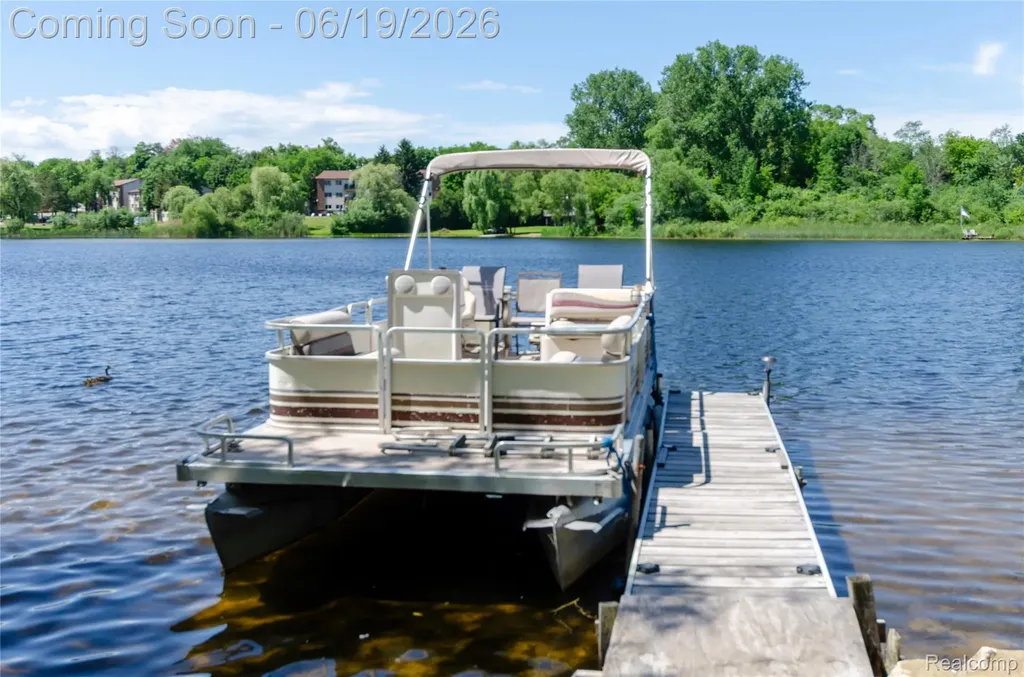 337 Lansing Drive Waterford Charter Township MI 48328