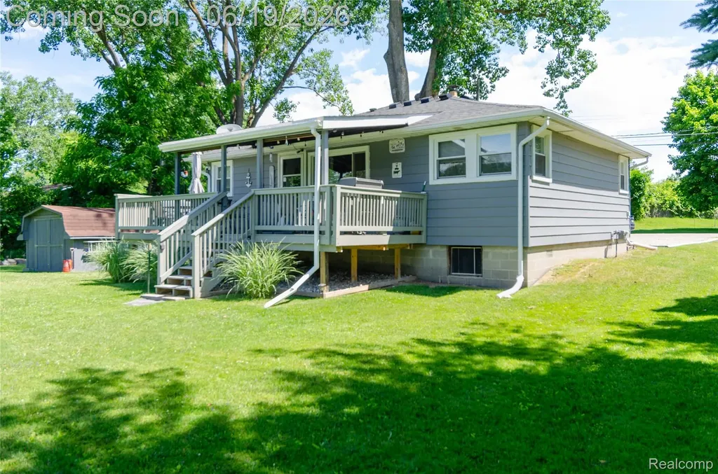 337 Lansing Drive Waterford Charter Township MI 48328
