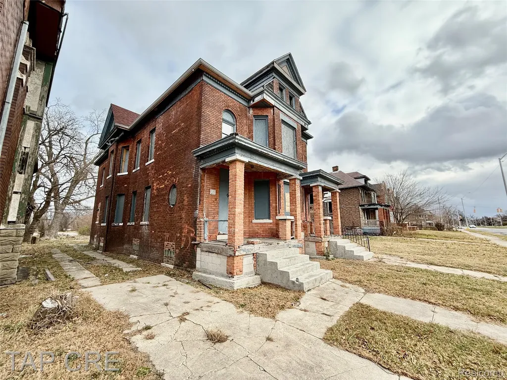 1104 E Grand Boulevard Detroit City MI 48207