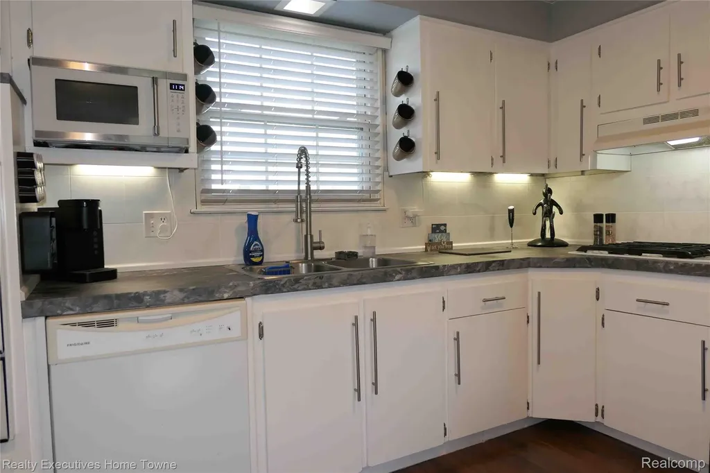 2854 Elmwood Street Port Huron City MI 48060