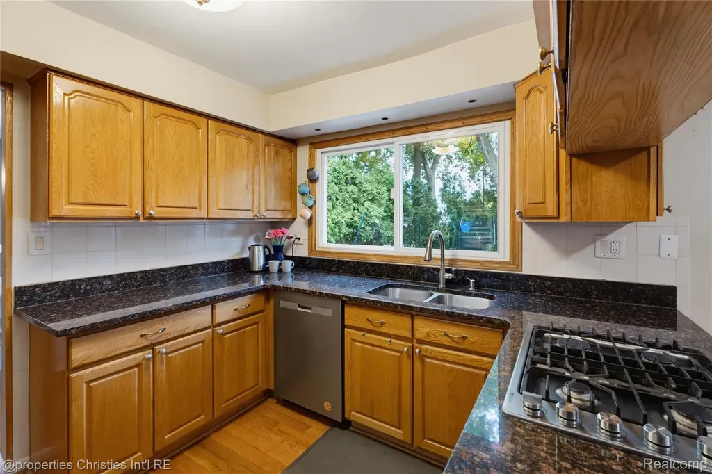 1981 Condor Drive Troy City MI 48084