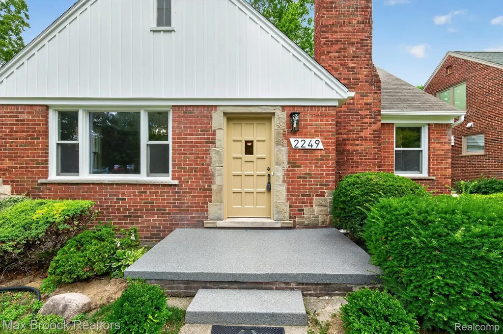 2249 Benjamin Avenue Royal Oak City MI 48073
