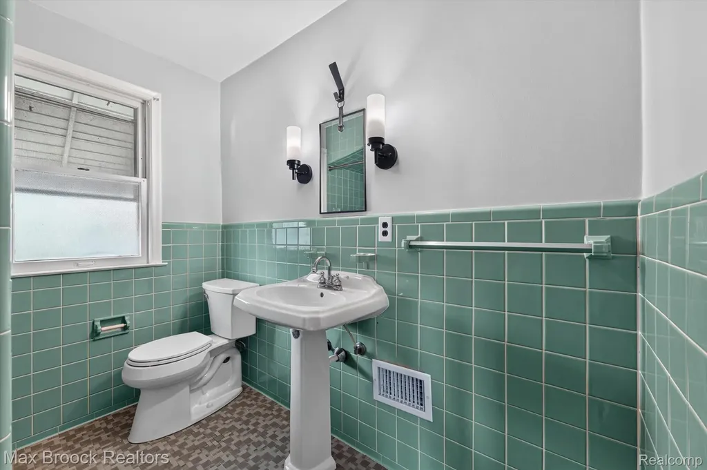 2249 Benjamin Avenue Royal Oak City MI 48073