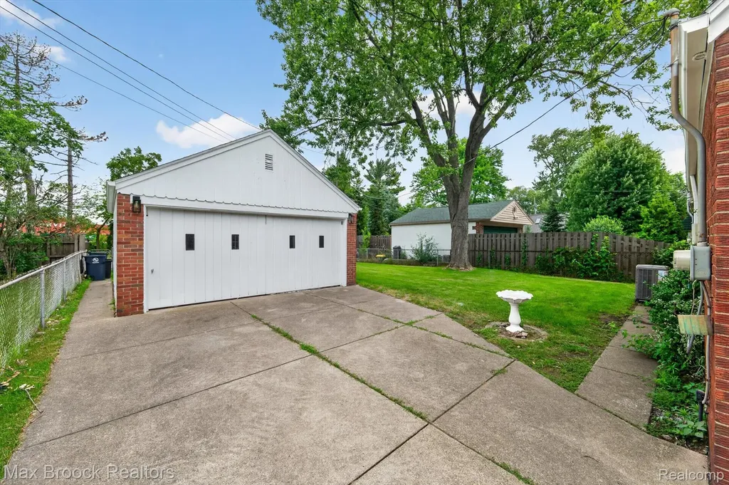 2249 Benjamin Avenue Royal Oak City MI 48073