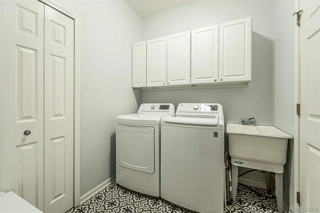 1012 Paddock Lane South Lyon City MI 48178
