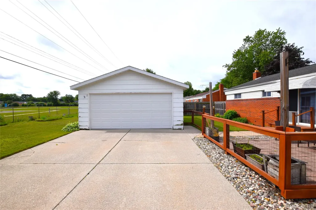 2482 Anderson Road Saginaw Charter Township MI 48603