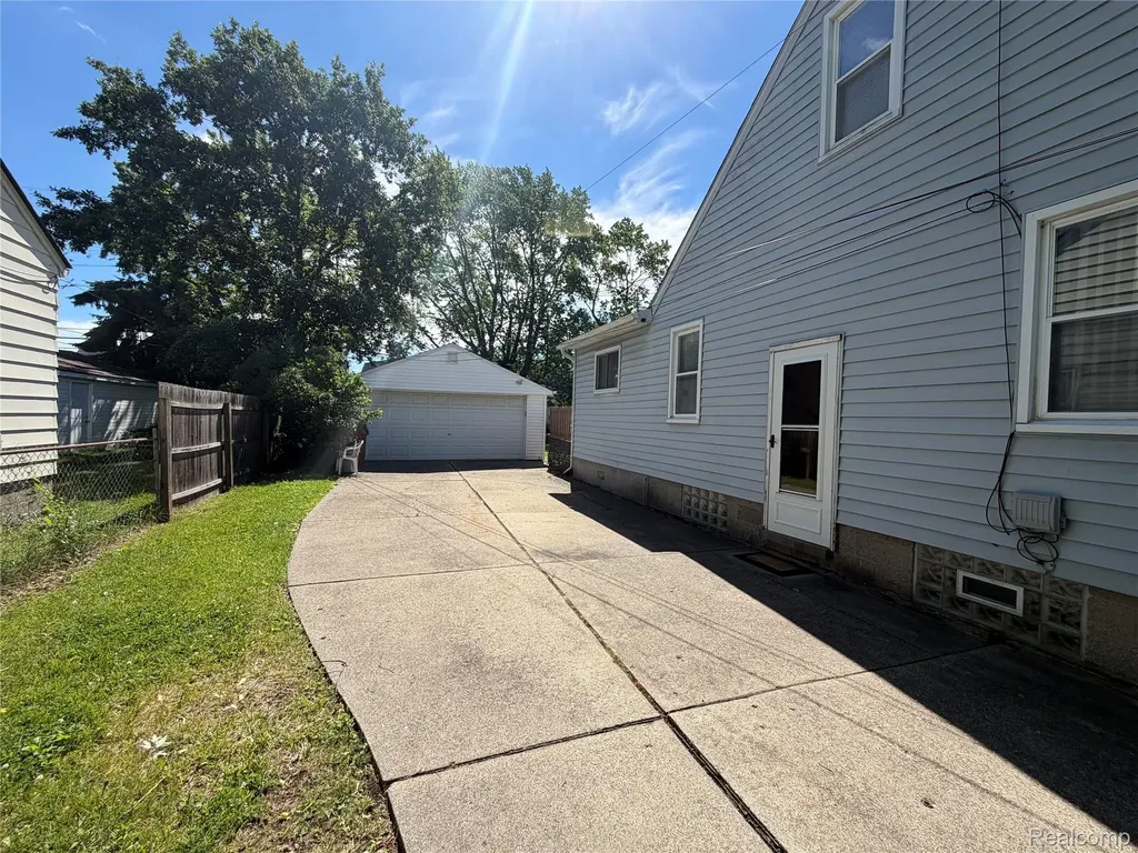 22058 Tuscany Avenue Eastpointe City MI 48021