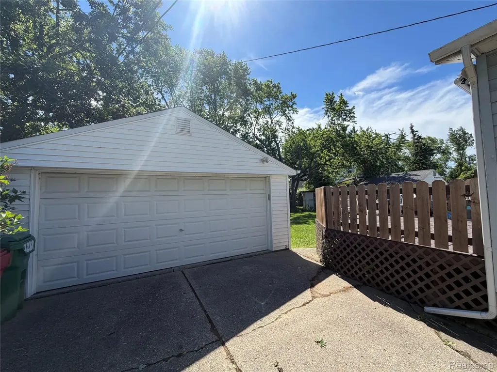 22058 Tuscany Avenue Eastpointe City MI 48021