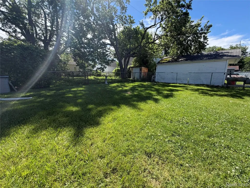 22058 Tuscany Avenue Eastpointe City MI 48021