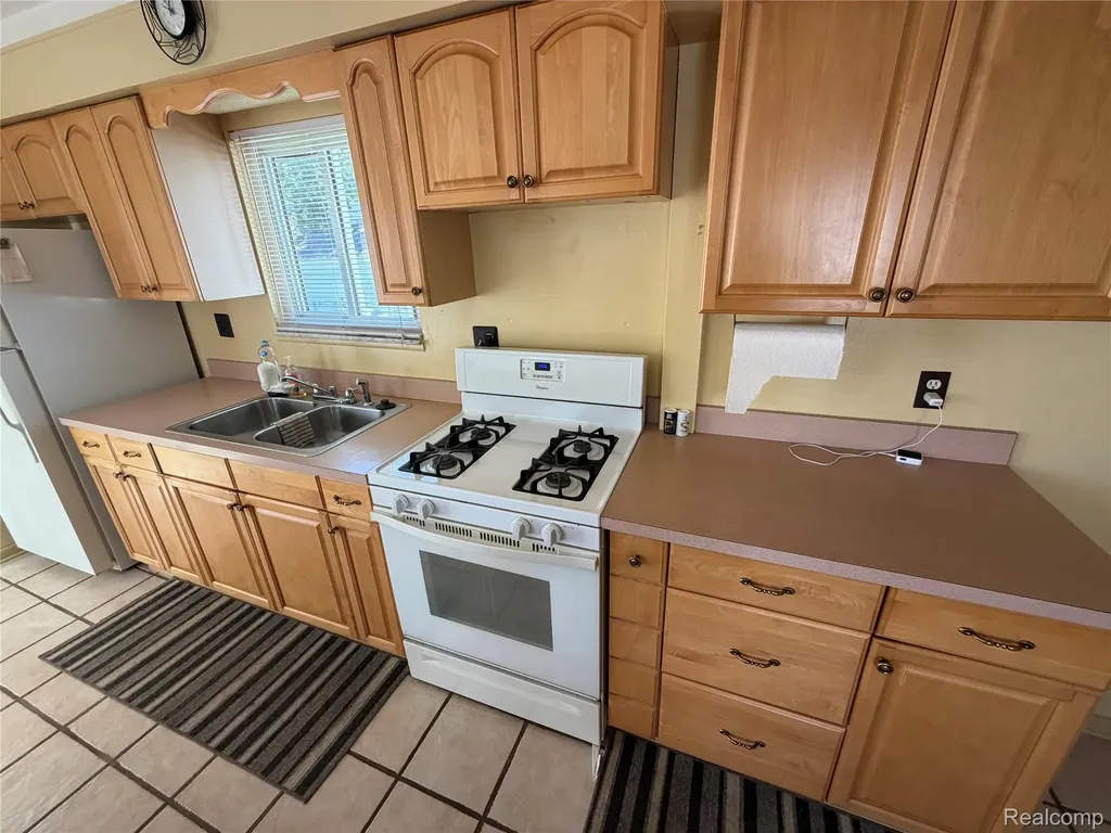 22058 Tuscany Avenue Eastpointe City MI 48021