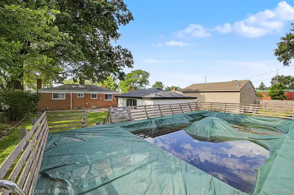 29192 James Street Garden City City MI 48135