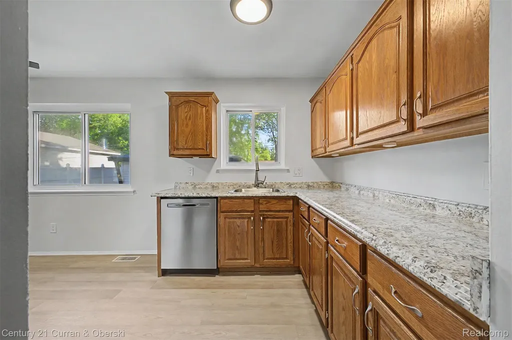 29192 James Street Garden City City MI 48135