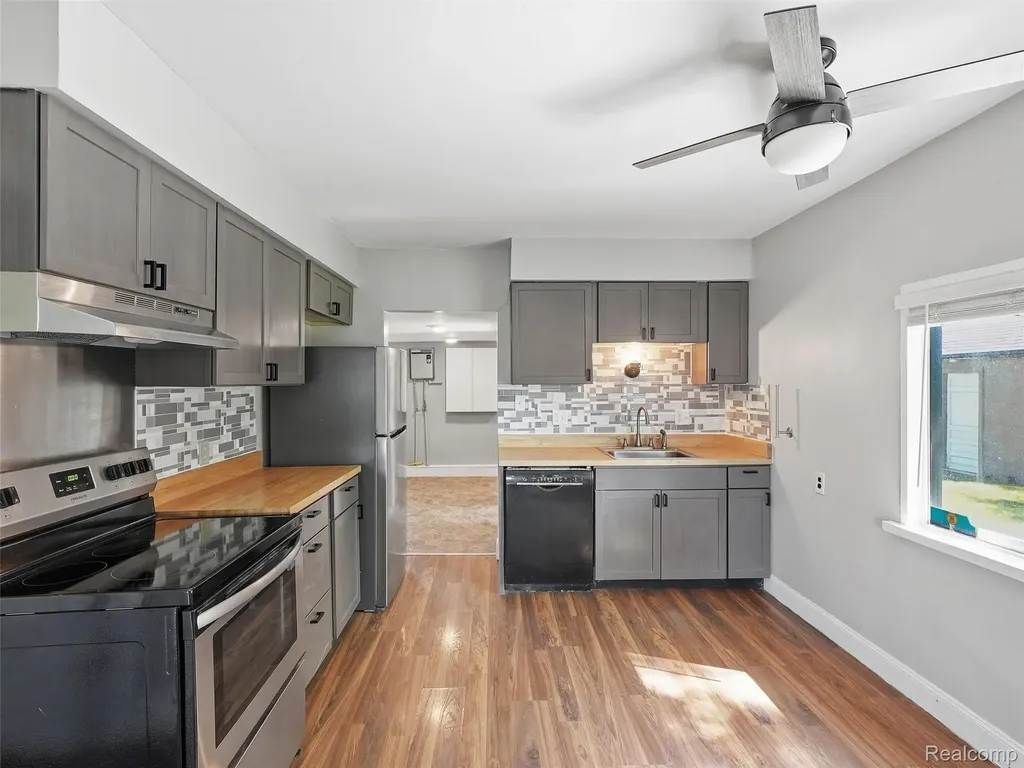 16853 Helen Street Southgate City MI 48195