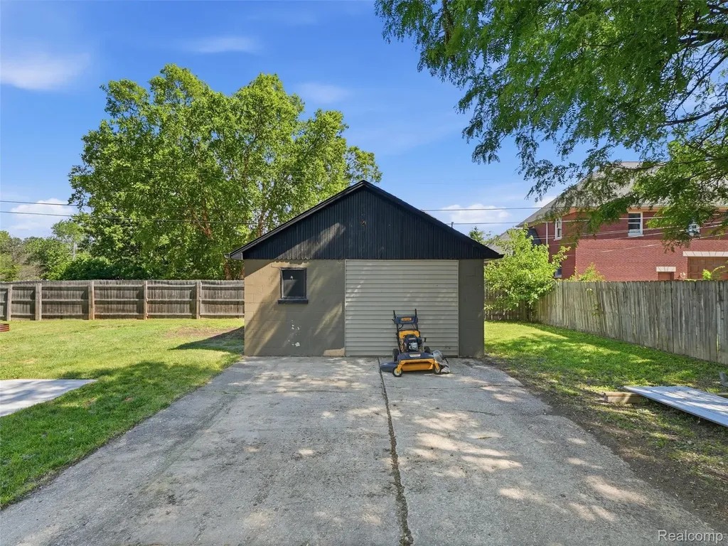 16853 Helen Street Southgate City MI 48195