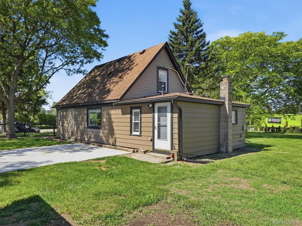 16853 Helen Street Southgate City MI 48195