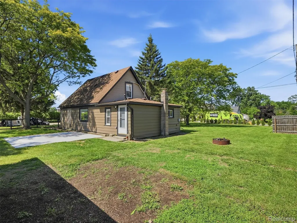16853 Helen Street Southgate City MI 48195
