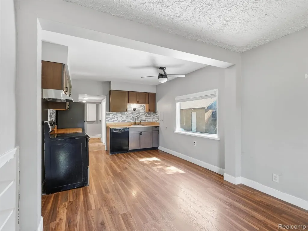 16853 Helen Street Southgate City MI 48195