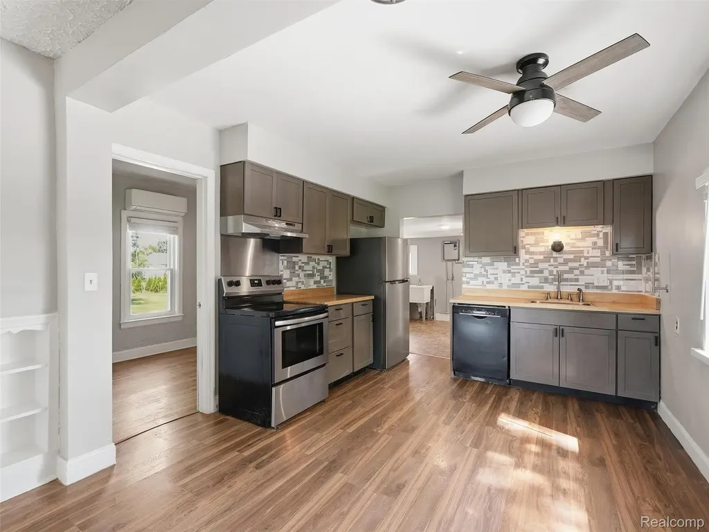 16853 Helen Street Southgate City MI 48195