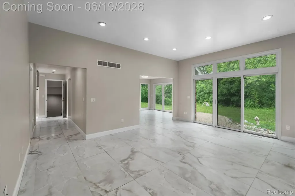 7386 Woodlore Drive West Bloomfield Charter Township MI 48323