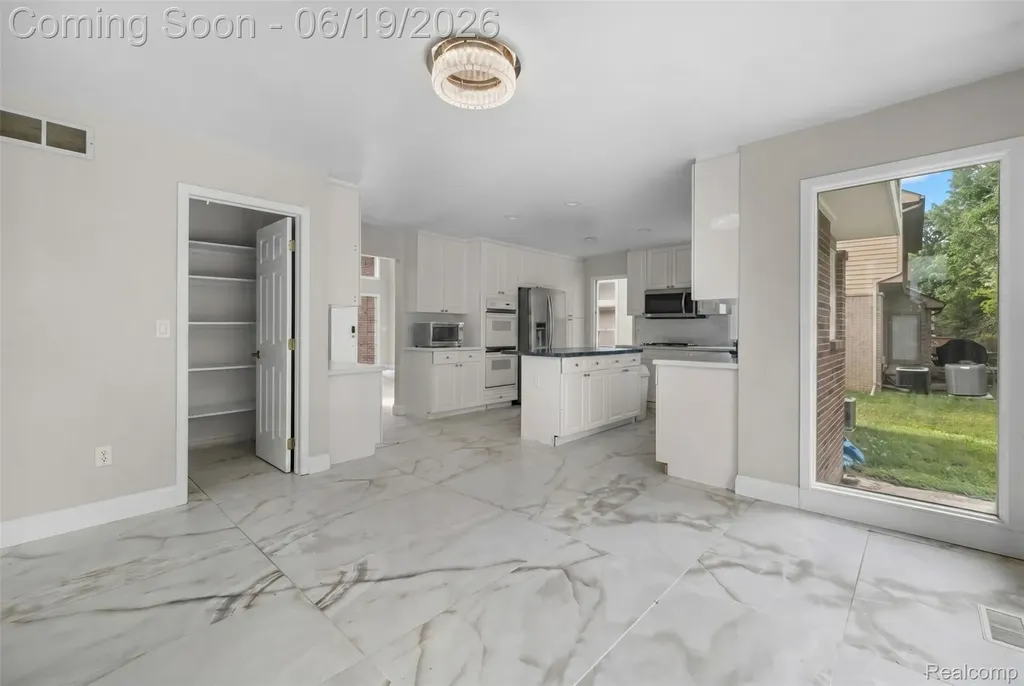 7386 Woodlore Drive West Bloomfield Charter Township MI 48323