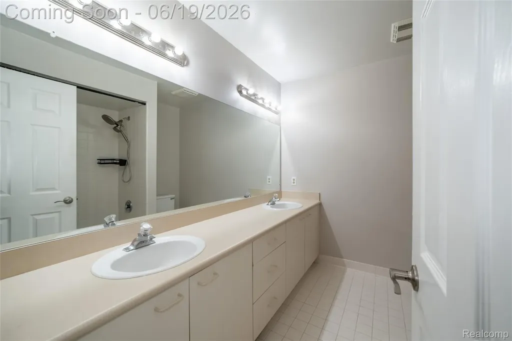 7386 Woodlore Drive West Bloomfield Charter Township MI 48323