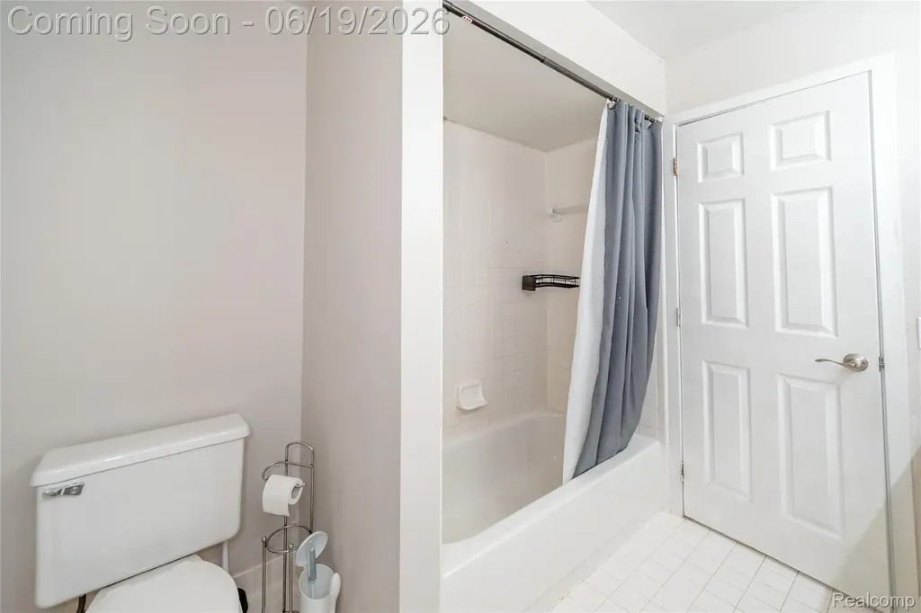 7386 Woodlore Drive West Bloomfield Charter Township MI 48323