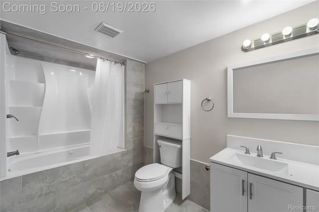 7386 Woodlore Drive West Bloomfield Charter Township MI 48323