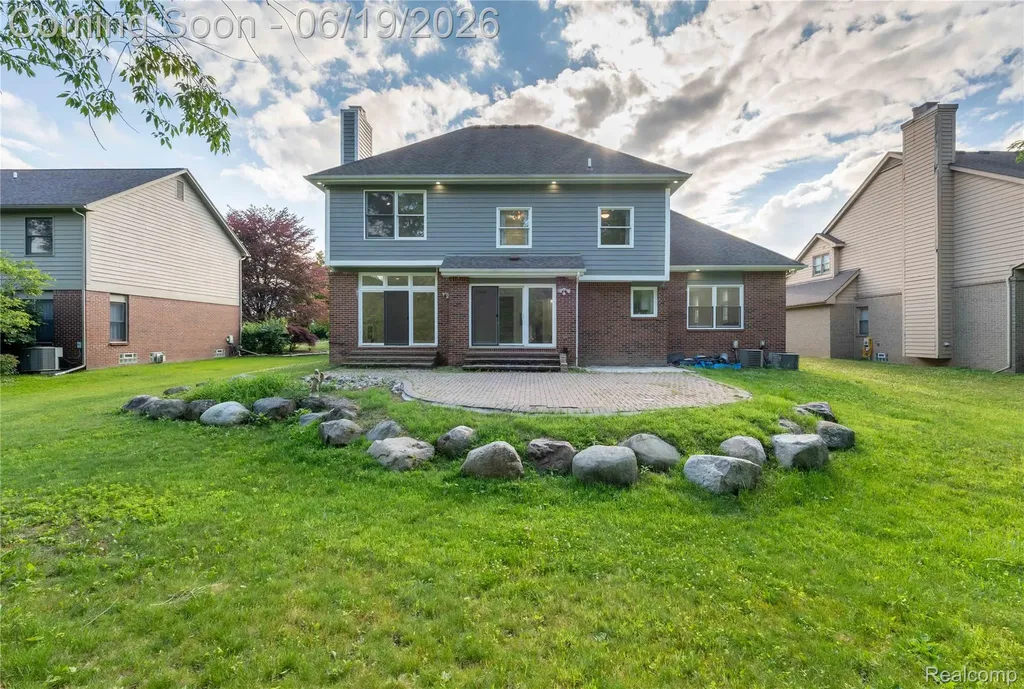 7386 Woodlore Drive West Bloomfield Charter Township MI 48323