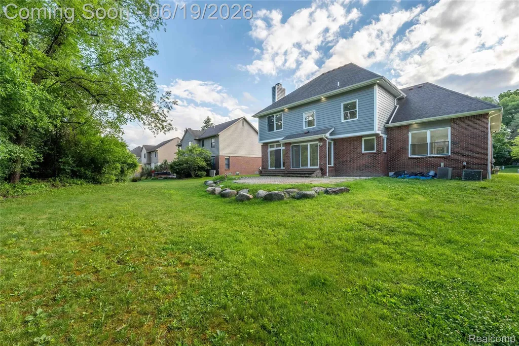 7386 Woodlore Drive West Bloomfield Charter Township MI 48323