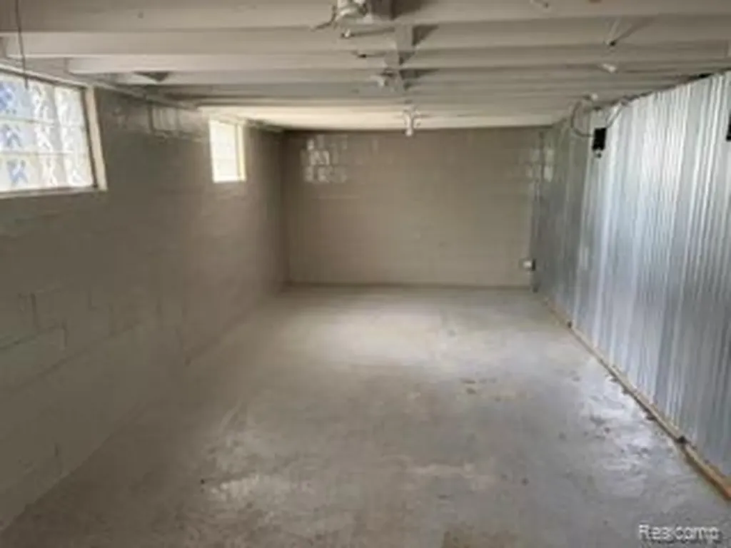 3992 Dallas Avenue Warren City MI 48091