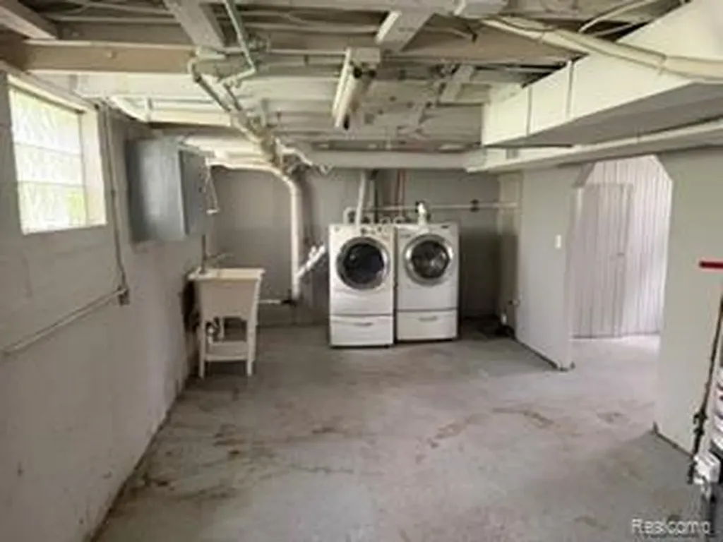 3992 Dallas Avenue Warren City MI 48091