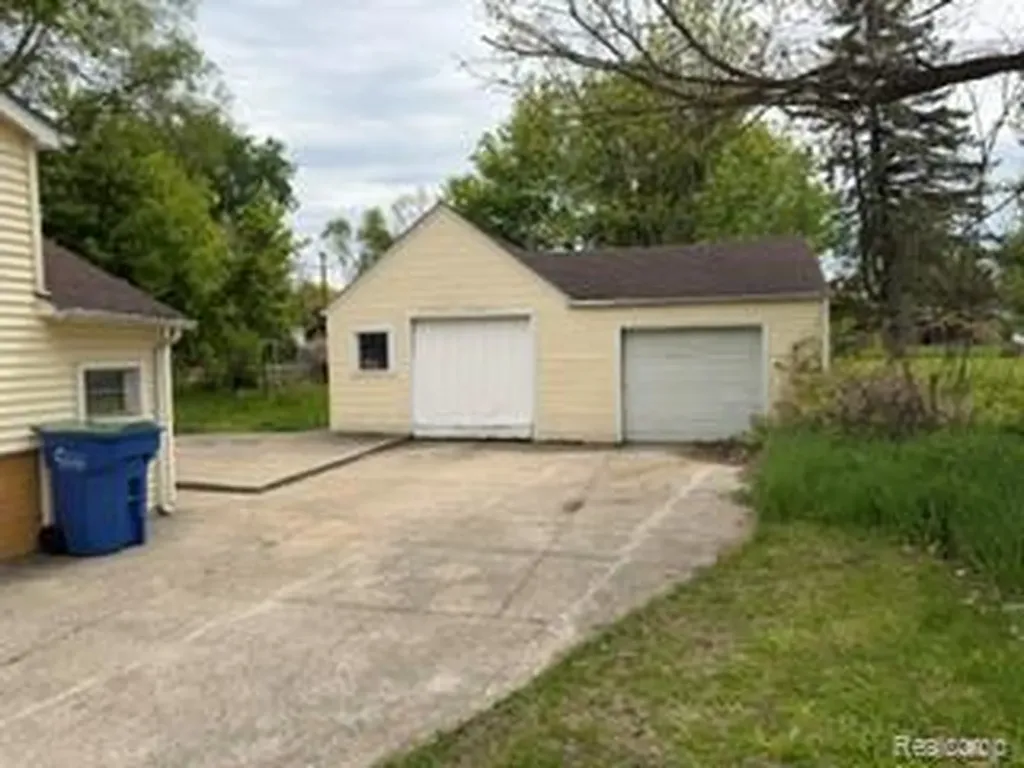 3992 Dallas Avenue Warren City MI 48091